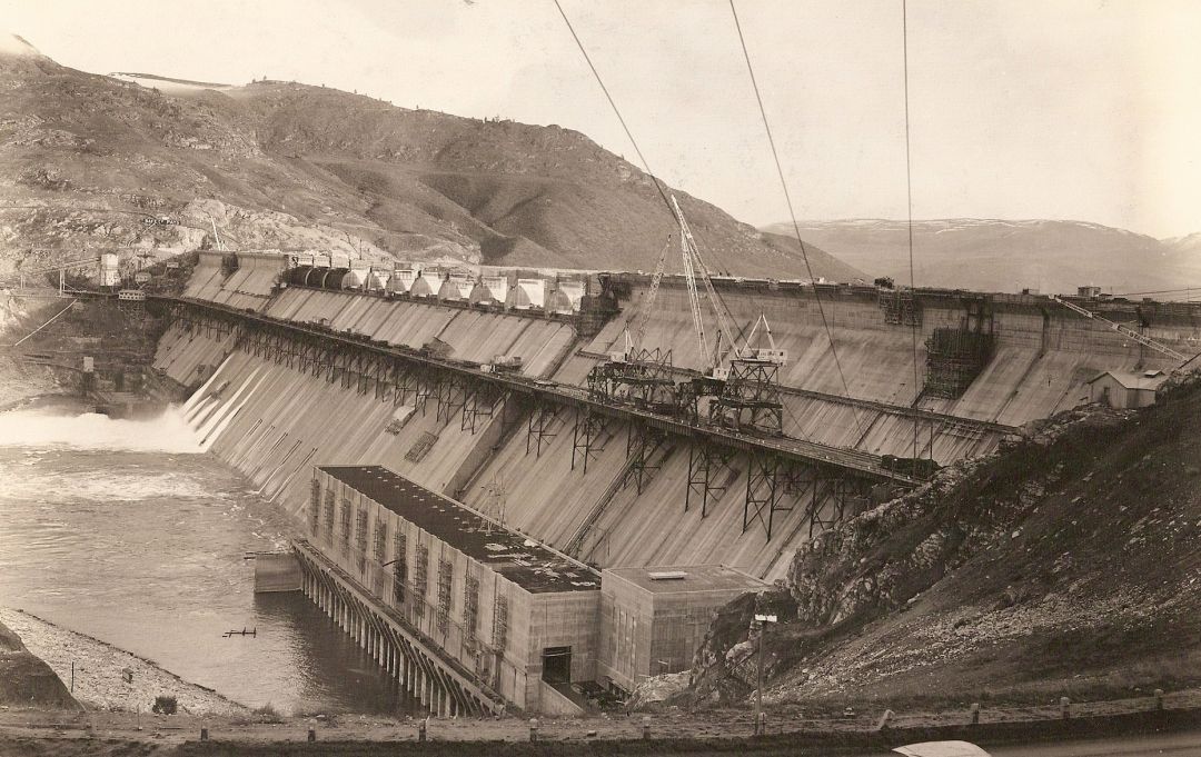 sepia toned photo of the grand coulee dam