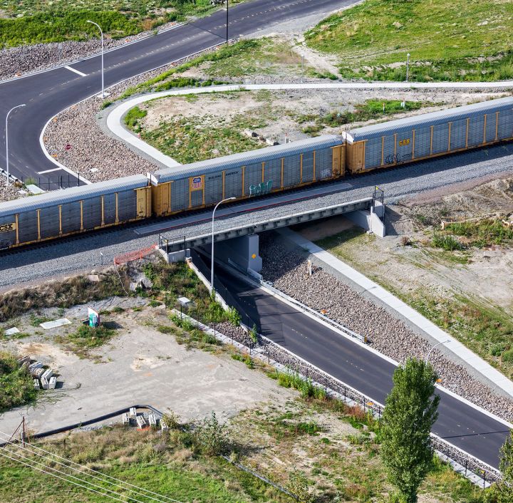 A Train crosses the Strander Boulevard Bridge